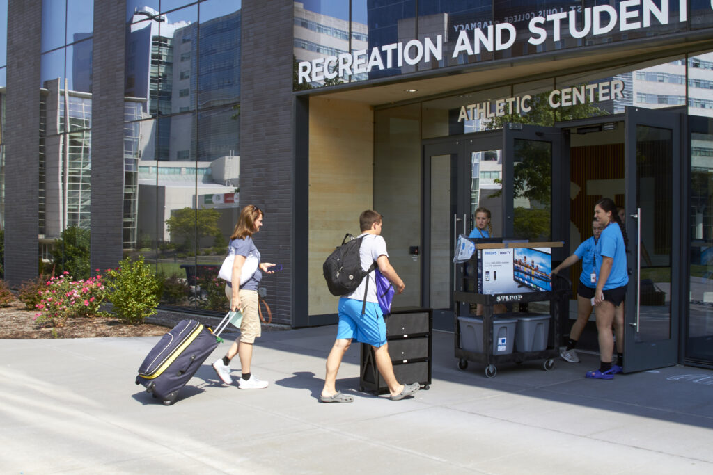 UHSP students move into housing in the North Residence Hall.