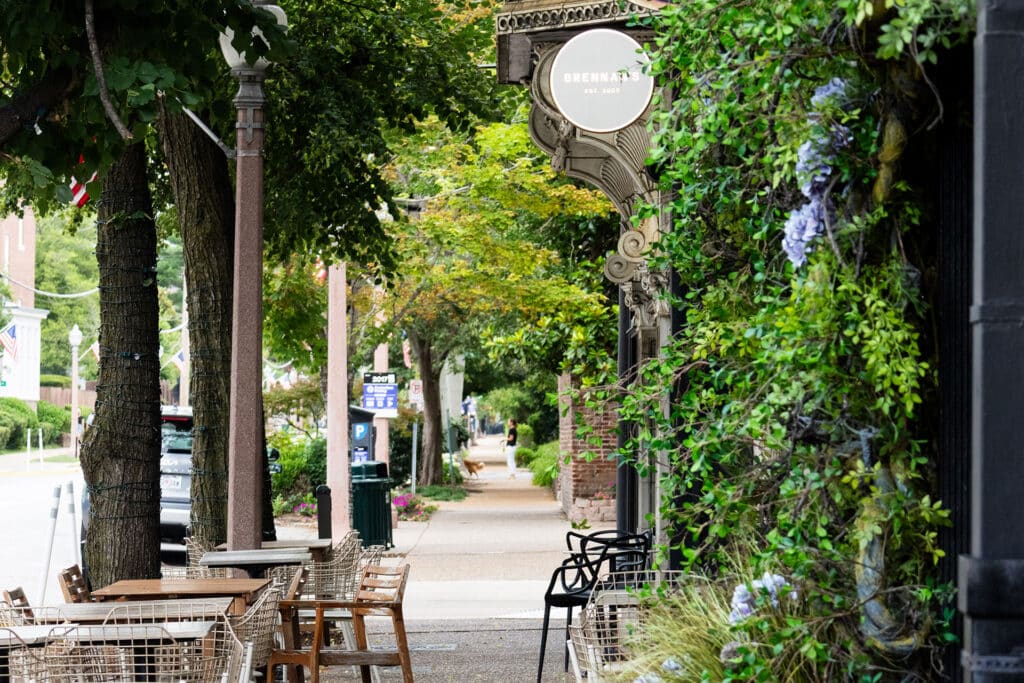 Sidewalk seating along Euclid Avenue in the Central West End avenue.